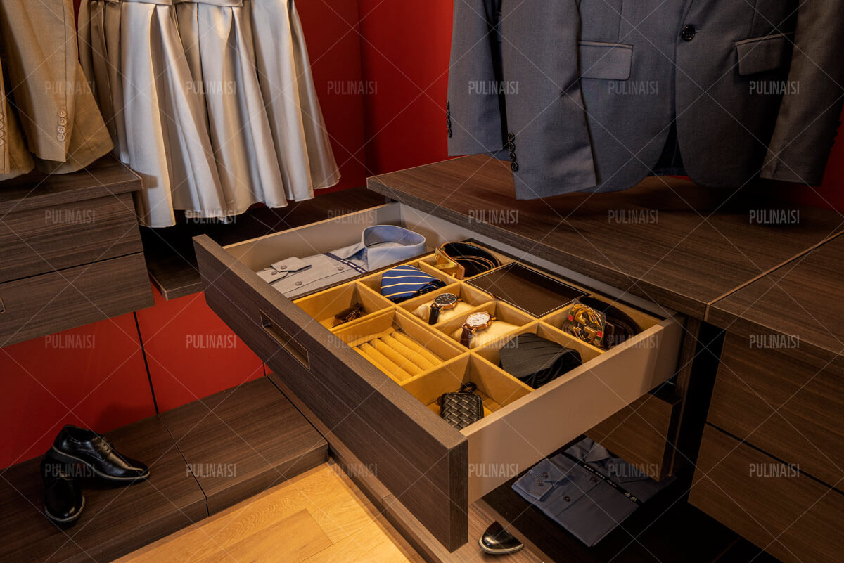 Italian Open Style Walk In Closet Design With Suspension System